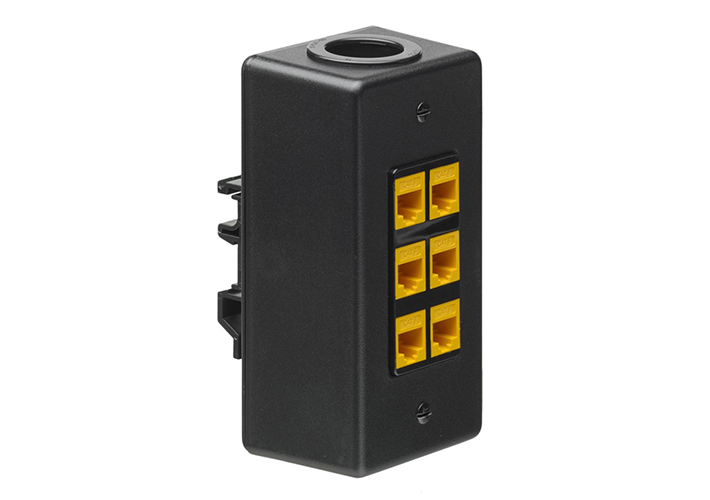 Foto Caja de parcheo con seis conectores QuickPort para montaje en carril DIN.